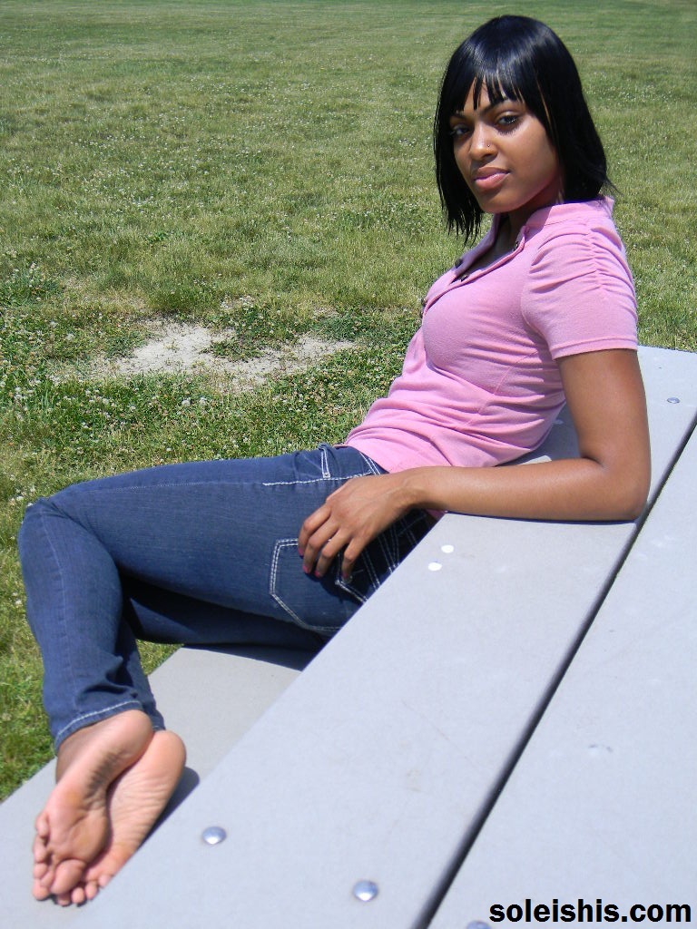 Kayla Jayy posing and showing her feet